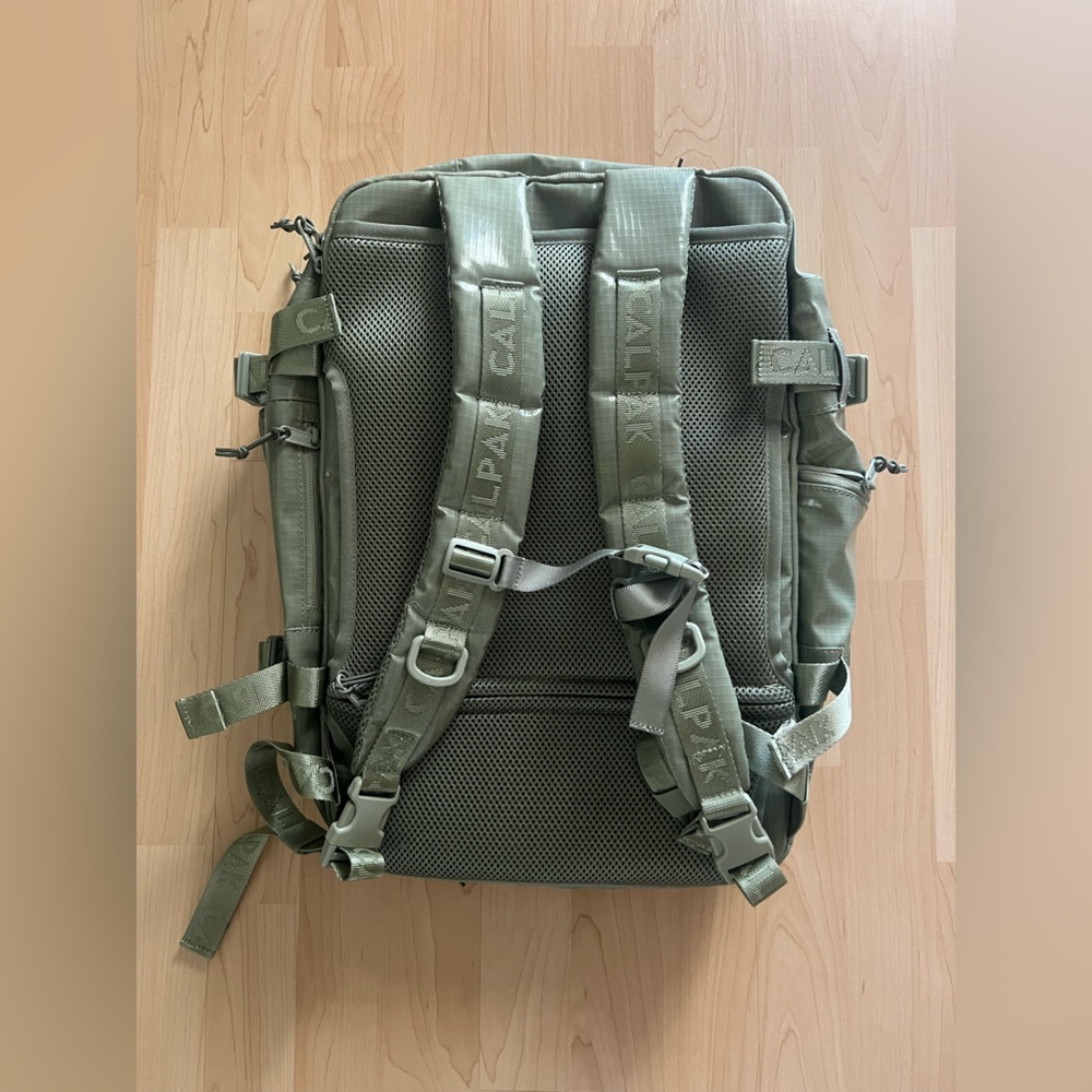 CALPAK Terra 26L Laptop Duffel Backpack in Juniper NWOT - Picture 3 of 4